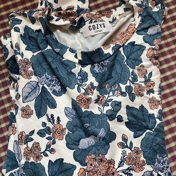 Cozy’s Peach and Blue Floral lounge set - Picture 3 of 3